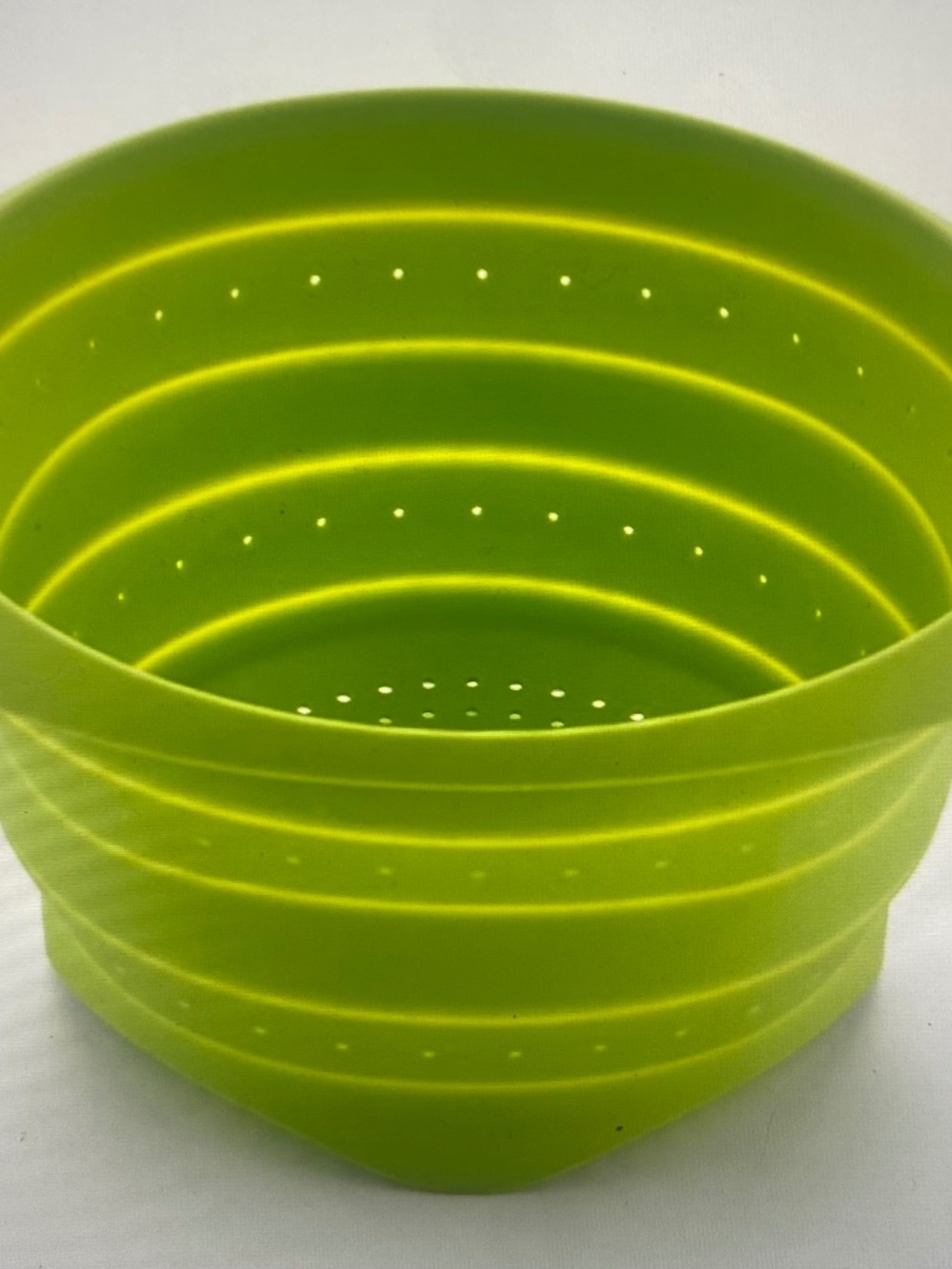 Lemur collapsable silicone colander